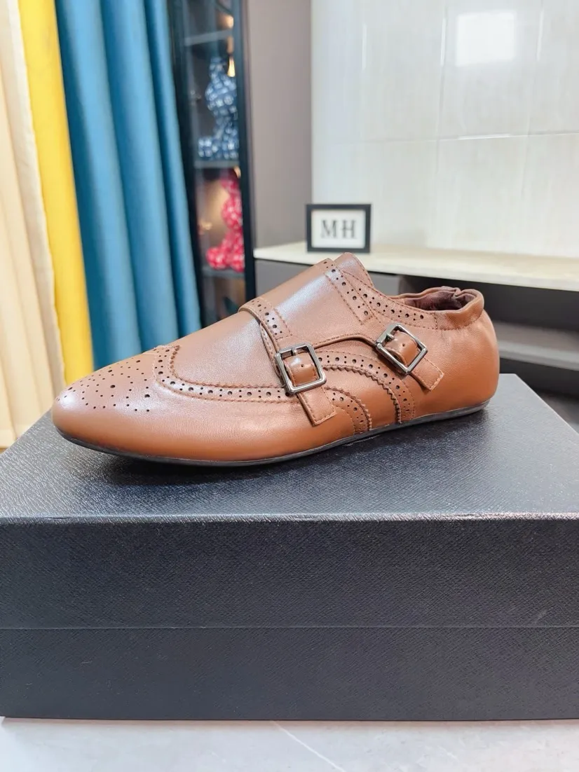 Men's shoes 💰560🌸🌸Men's shoes 💰prada/Prada New men's spliced ​​casual sports shoes. These sports shoes use exquisite stitching technology to outline a unique geometric texture, and contemporary lines and details reinterpret the classic sports style. The upper is made of ultra-official material, and the inner foot pad is made of cow leather. It is light and breathable, practical and versatile, and the outsole has a laser logo to create a comfortable wearing experience. Comes with full set of original packaging dust bag! Size: 38-44 (45 customized)